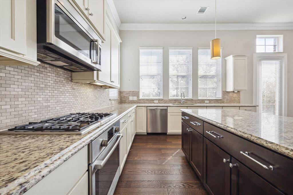 Gas cooktop, stainless steel appliances, and under cabinet lighting