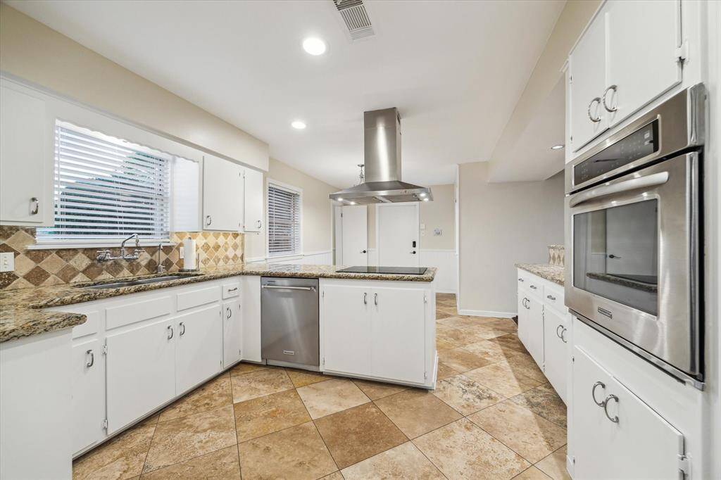 KitchenAid convection oven and dishwasher. Frigidaire induction cooktop. Garbage disposal 2022.