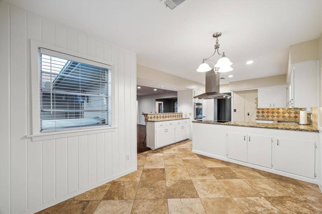 Separate breakfast room!