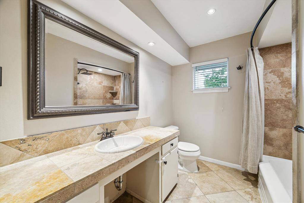 Secondary bath with added Braun silent exhaust fan.
