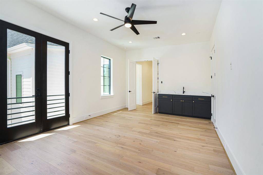 Gameroom with wet bar