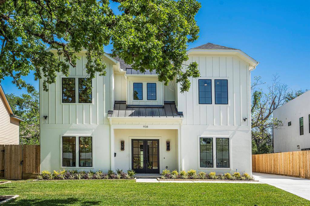 Oversized Garden Oaks lot