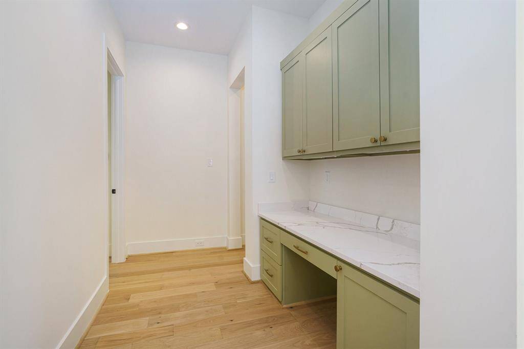 Great additional desk area upstairs.