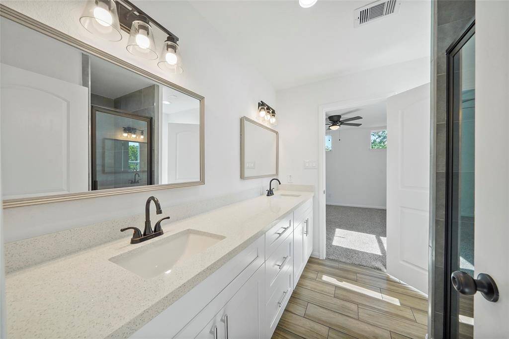 Bath 3 (2nd floor)
