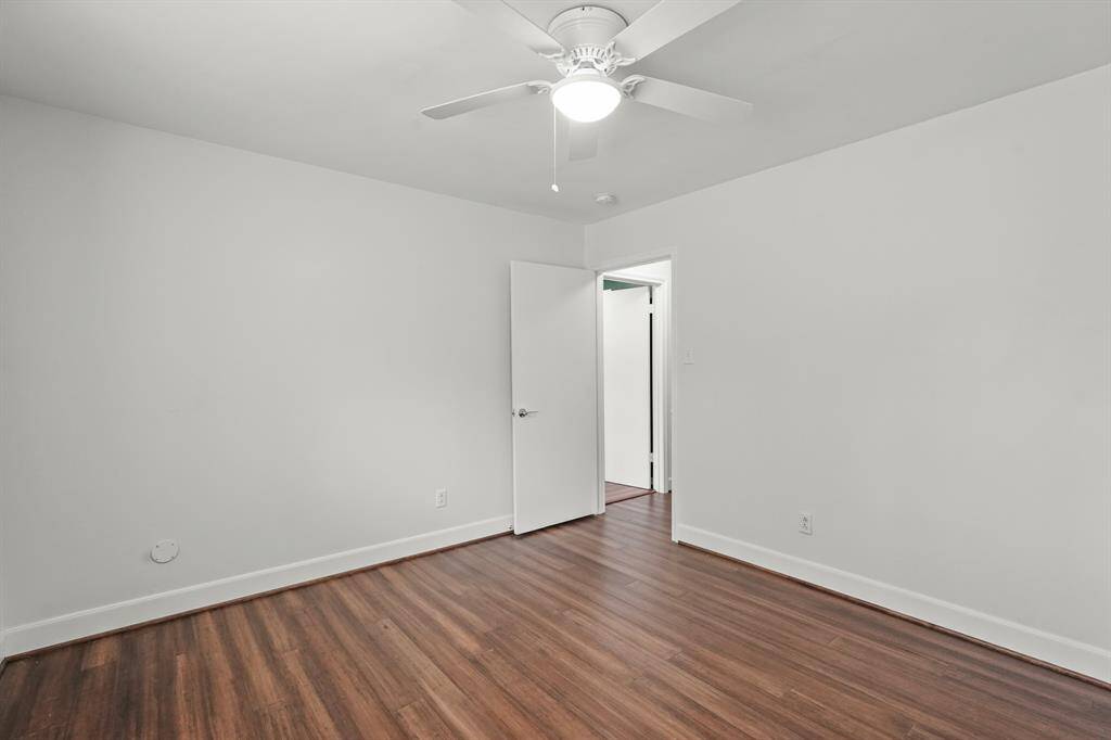 Bedroom #2 is a spacious & adaptable room, perfect for a guest bedroom, home office, or a children's room.