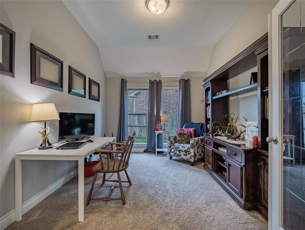 Study/ office extra long windows , double doors great place if you work from home