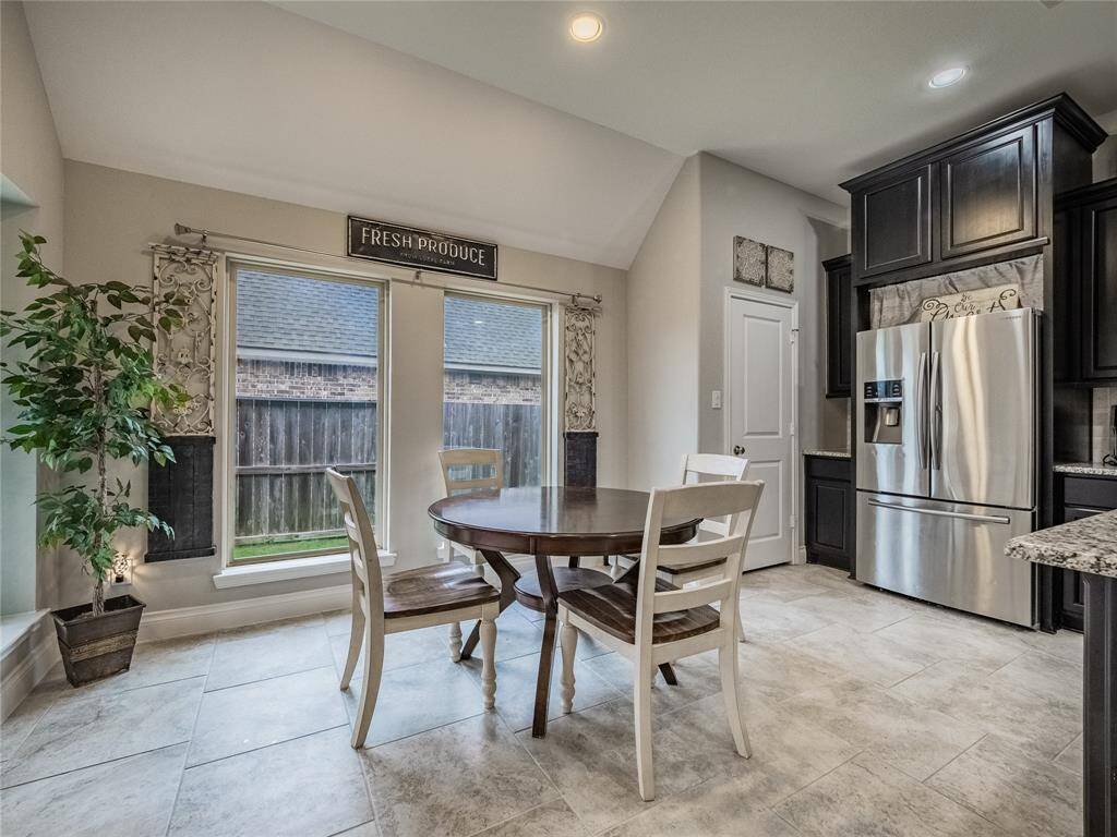 Breakfast nook  is a nice area off the kitchen to enjoy your morning beverage , lots of natural light