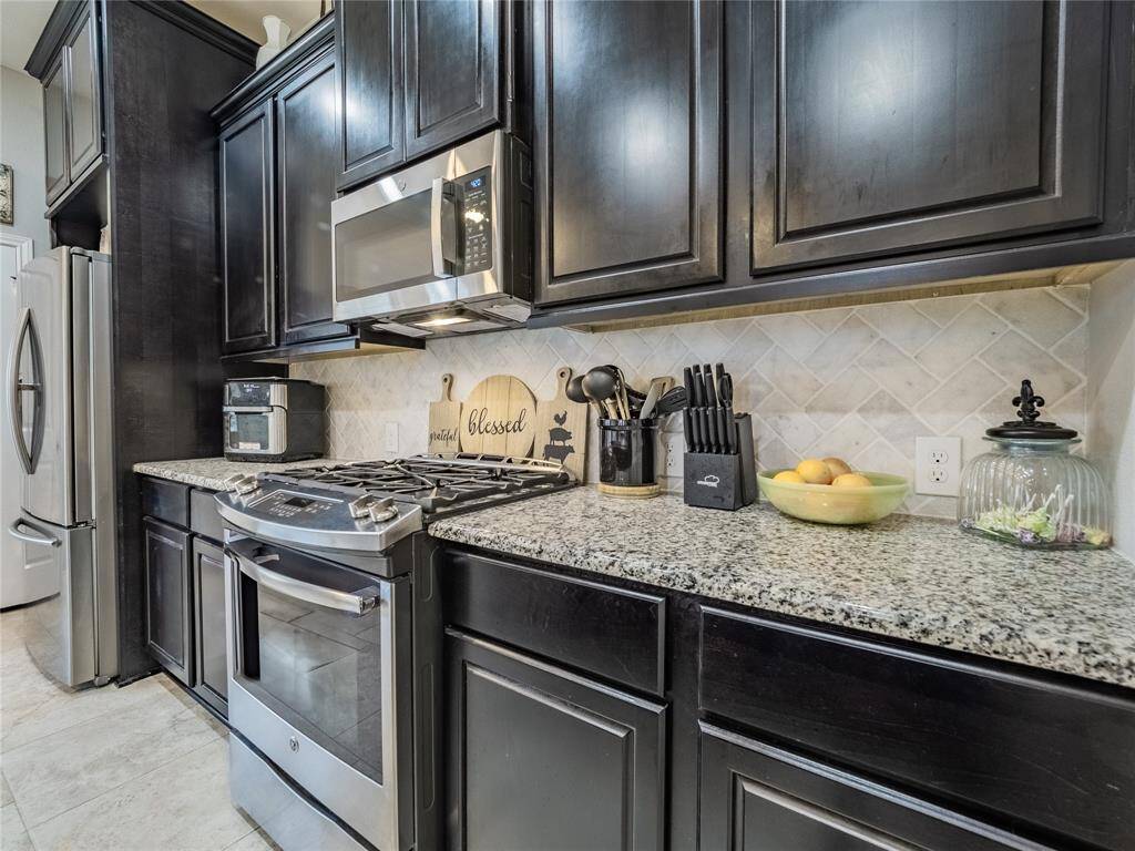 Stainless steel appliances great space for entertaining