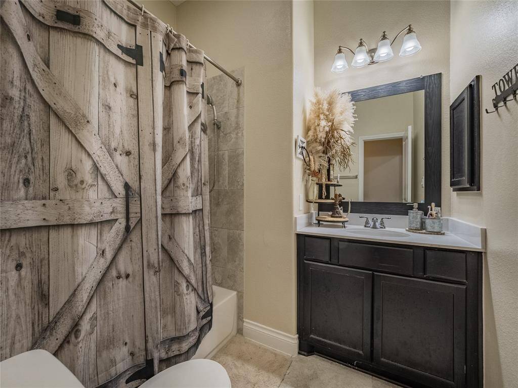 Secondary bath room next to the front bedroom facing the road