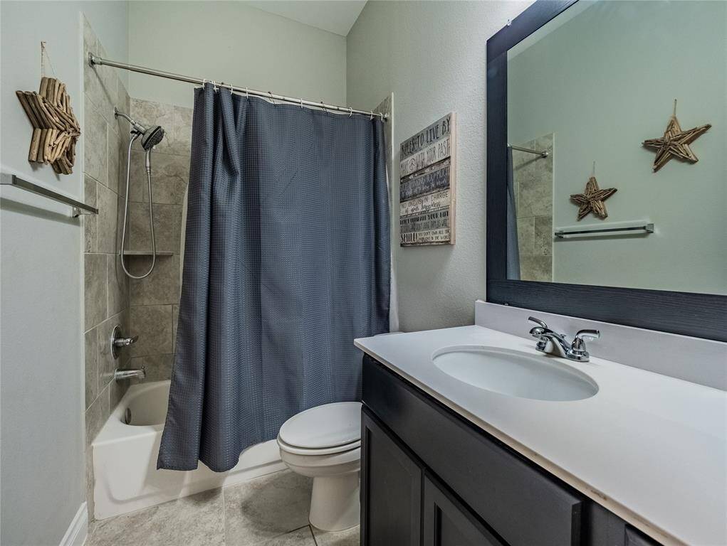 Secondary bath room with shower tub combo