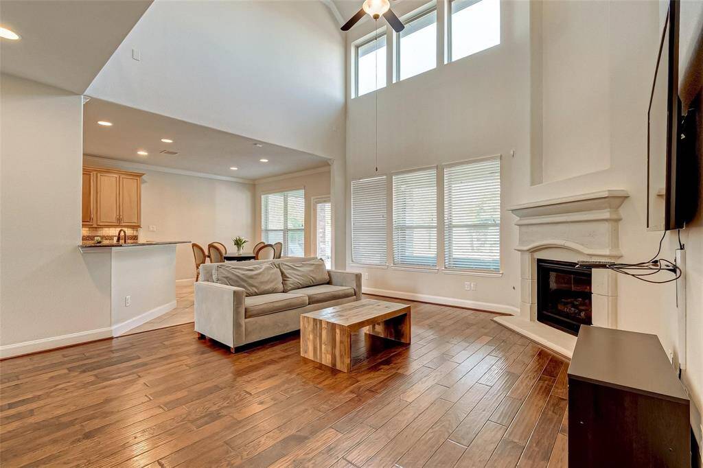 Higt ceilings with natural light