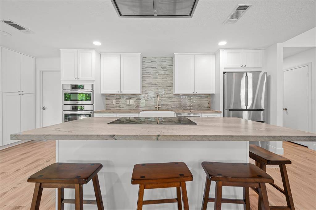Kitchen with a gorgeous island, perfect for family dinners!