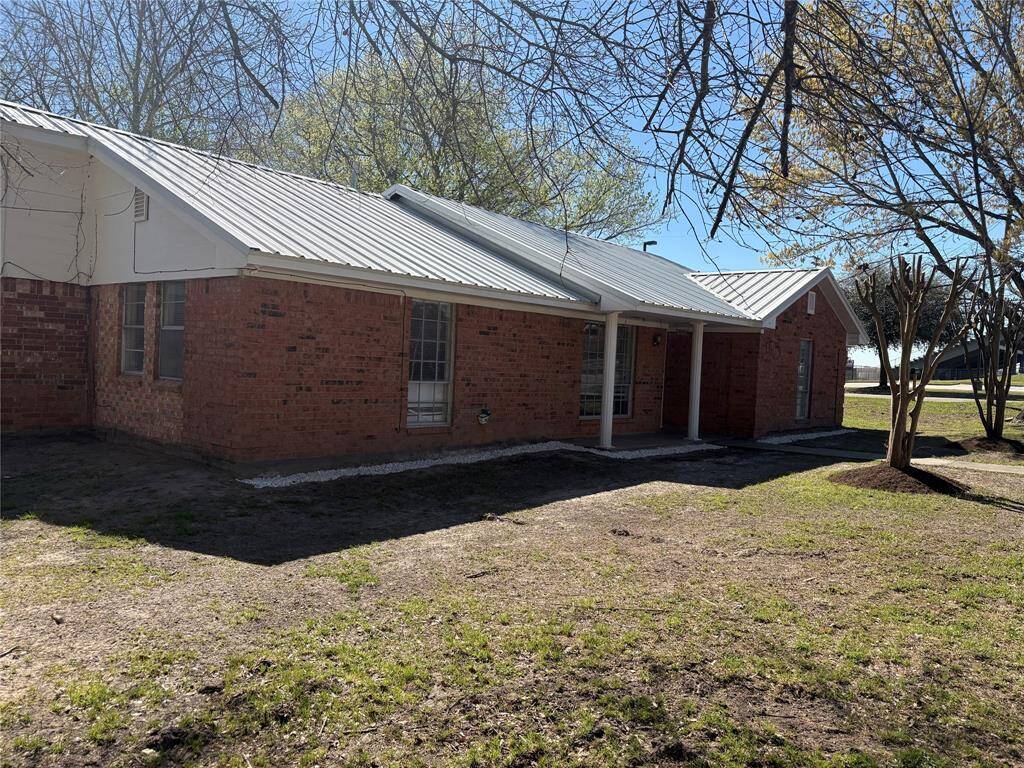 Home sits on 2 Lots