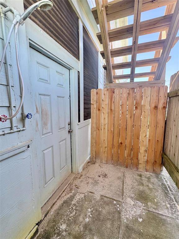 Close proximity to boat ramps and many honey holes for catching crabs and fishing!