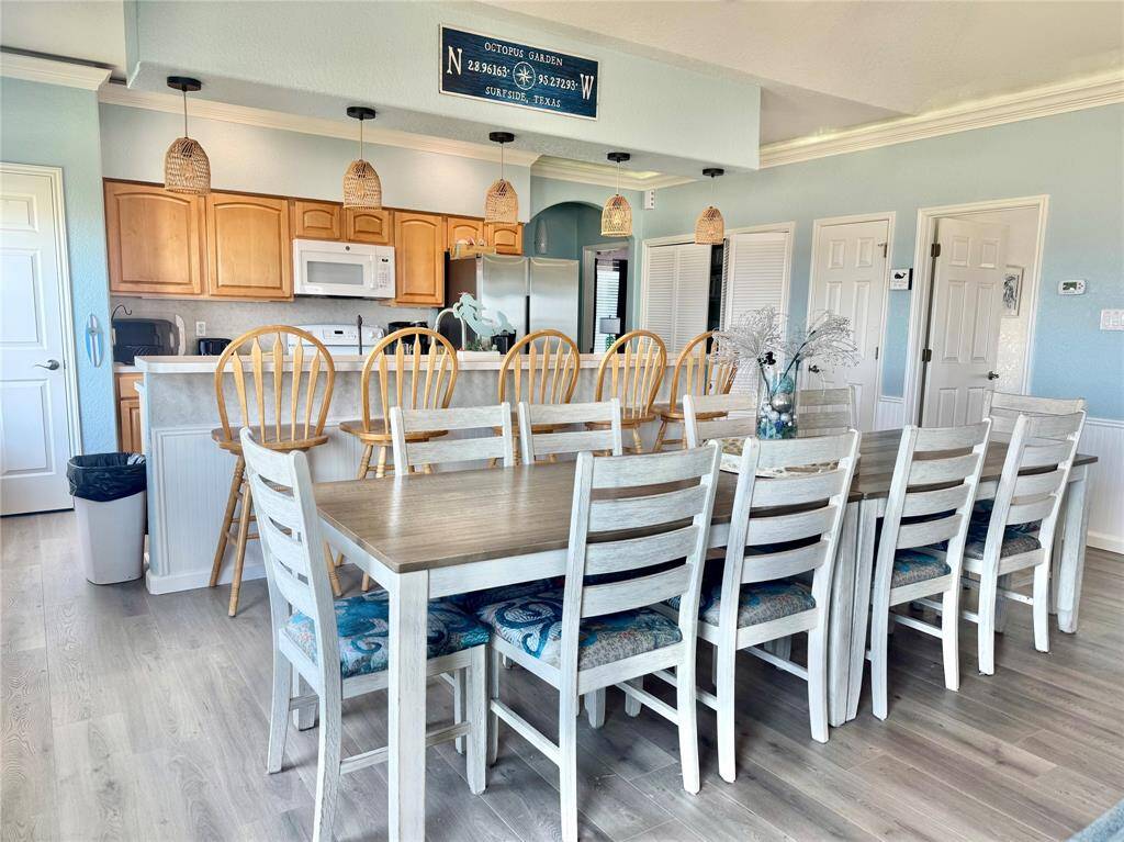 Barbecue downstairs, enjoy coffee watching the sunrise, and enjoy the multiple decks!