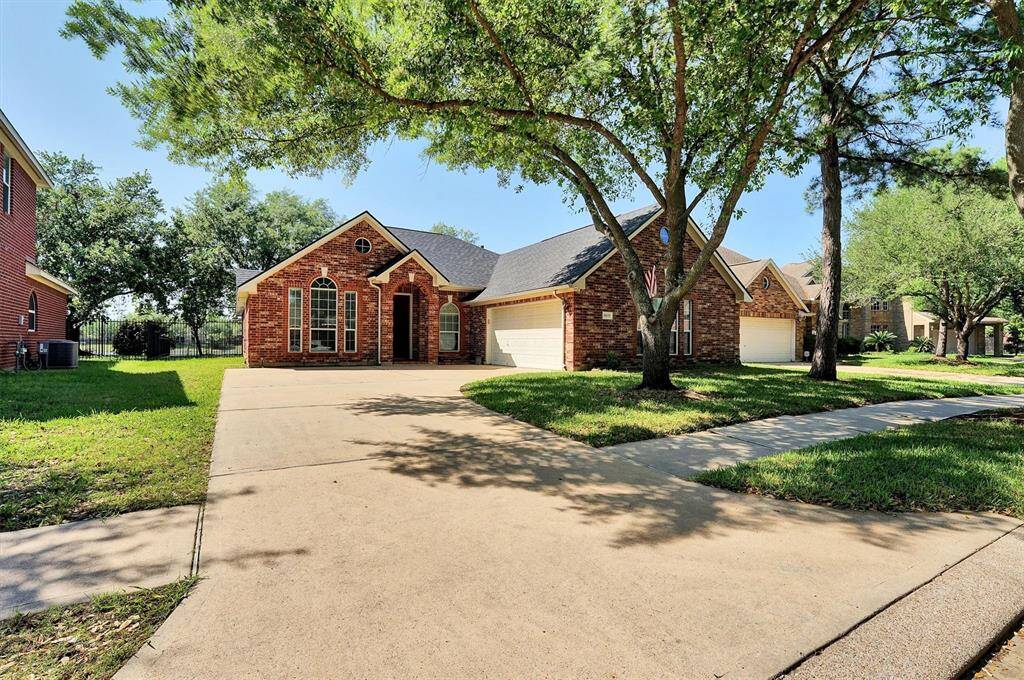 The HOA offers a wealth of amenities, including a clubhouse, community events, and a well-maintained dog park just a short walk away. Located just minutes from the vibrant Towne Park Broadway Walk, you’ll have quick access to dining, shopping, and entertainment options.