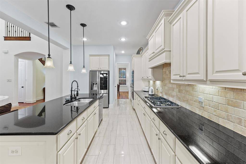 Large open plan kitchen, with breakfast island