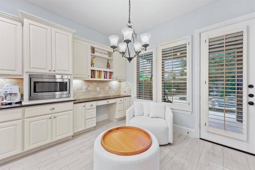 Large open plan kitchen, with breakfast island
