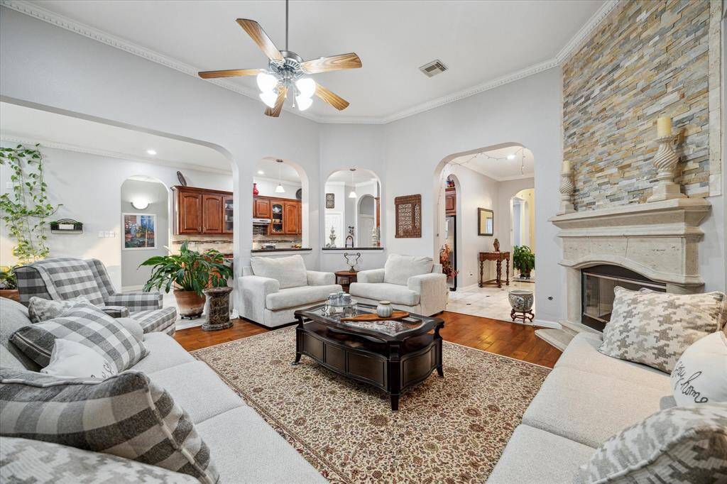 Love to entertain? You can't ask for much more wide open entertaining space for you and your guests.