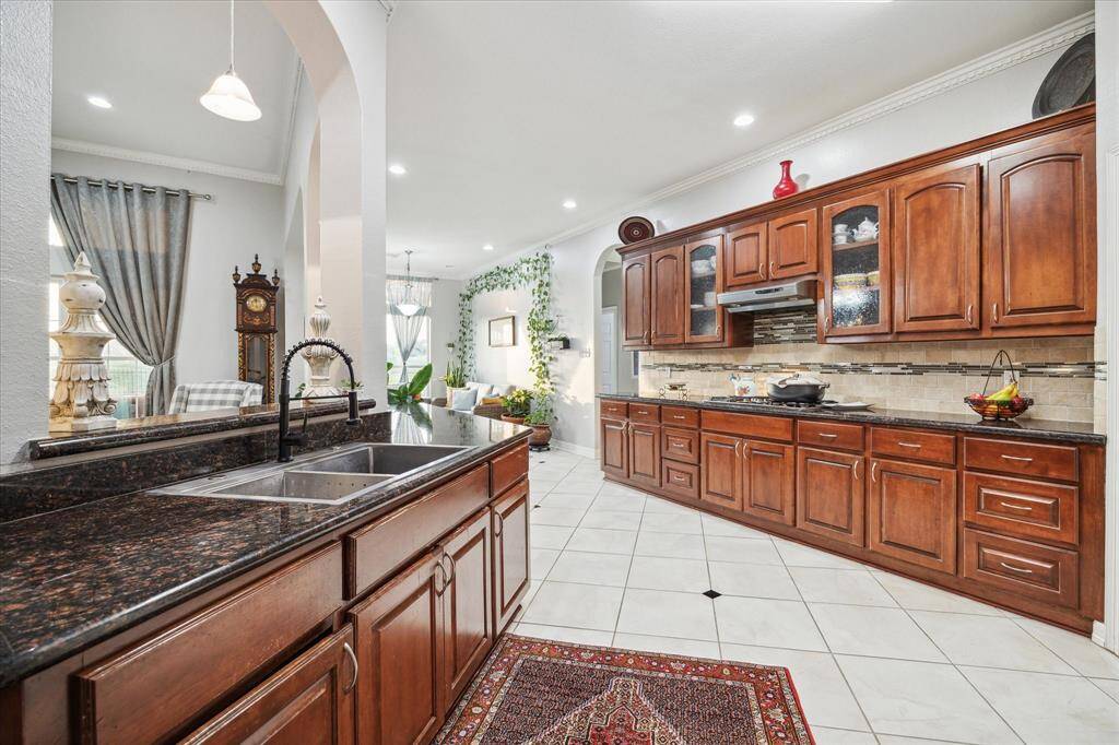If you love to cook and enjoy endless counter and cabinet space with gas cooking, I think this one might just work for you.