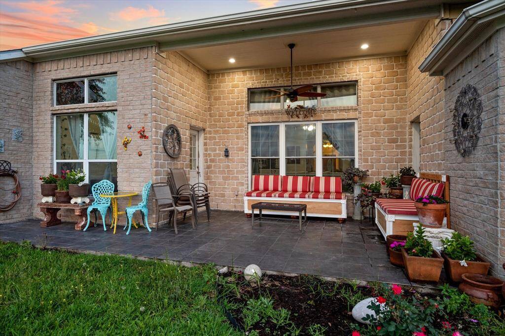 Beautfil covered patio.
