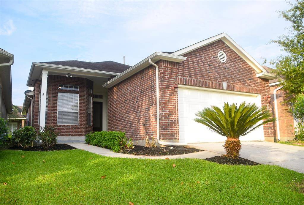 Recently landscaped patio home in April Sound.
