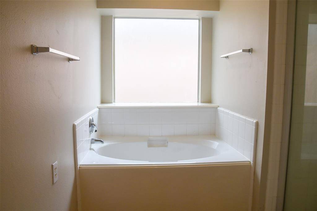 Nice spa tub in the master.