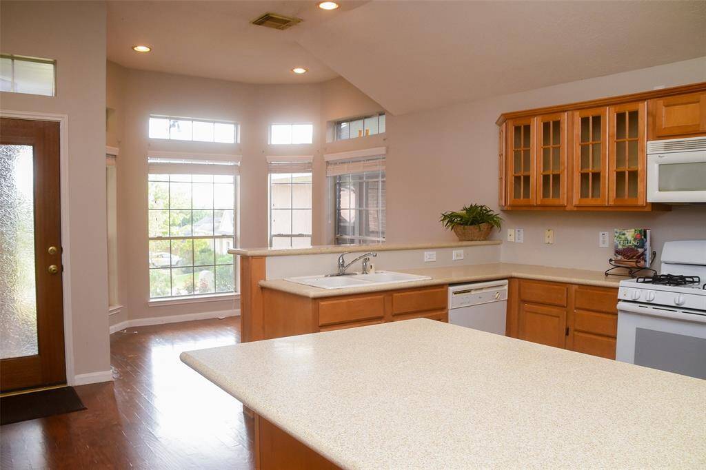 Nice open concept with snack bar.