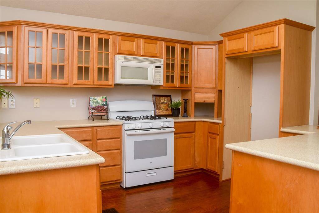 Kitchen has plenty of space for your pots and pans.