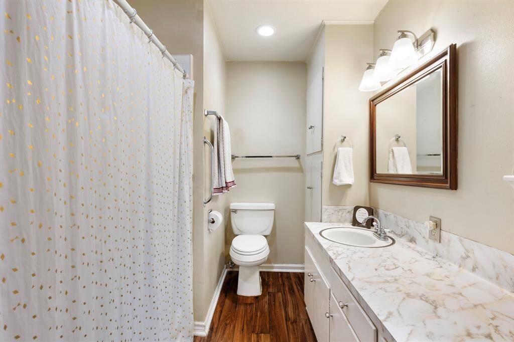 Primary en suite bathroom