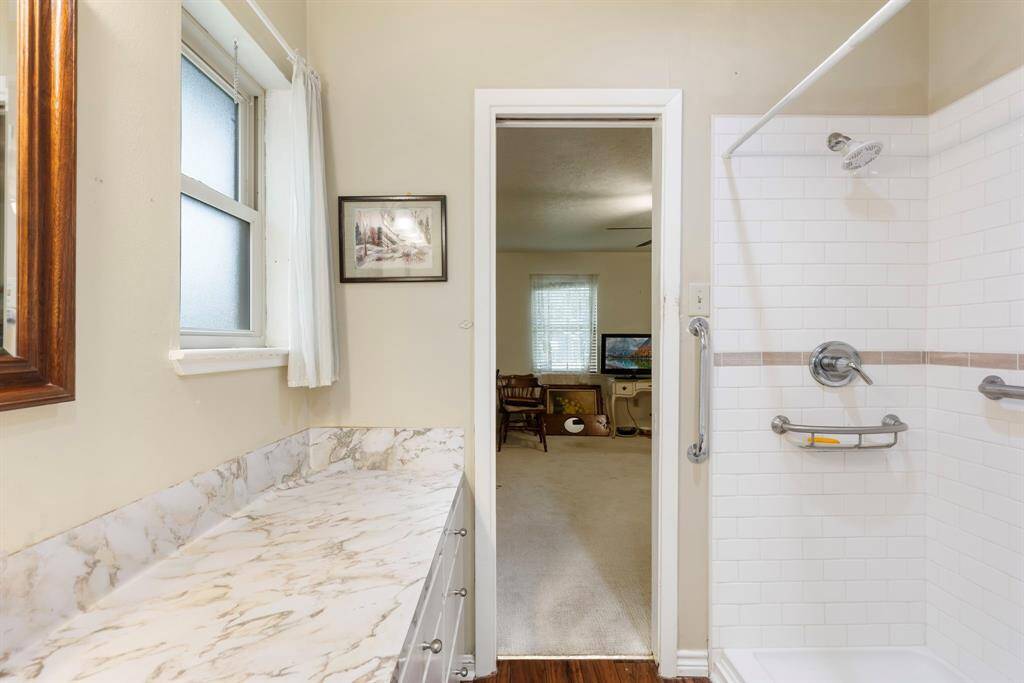 Primary en suite bathroom