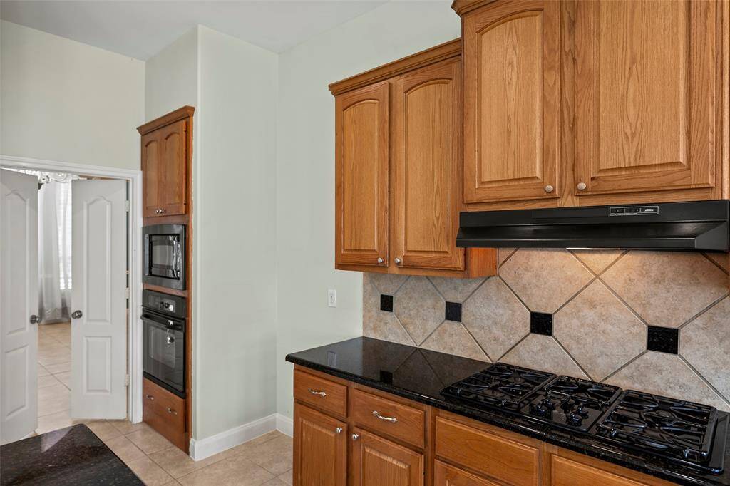 Modern gas cooktop with a sleek overhead extractor.
