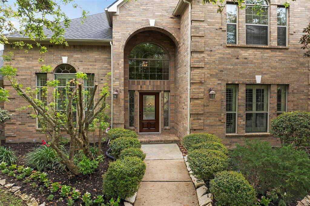 Elegant high-arched entryway.