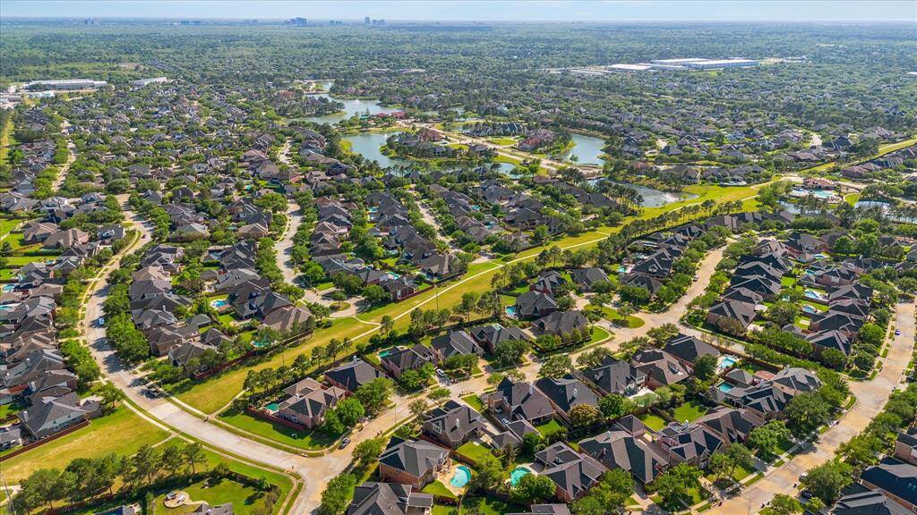 Quiet & prestigious location w low traffic count near custom homes