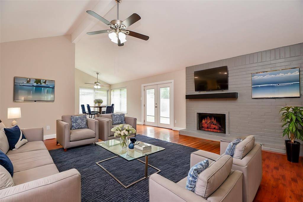 Vaulted ceiling, living room is large enough to accommodate a crowd. Pop the popcorn, light thefireplace and turn on the game or movie!