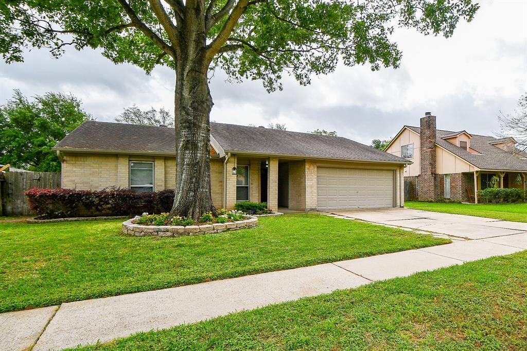 Welcome to Covington Woods; a community with amenities. Bike to pool, tennis courts & nearby Sugar Mill Park.