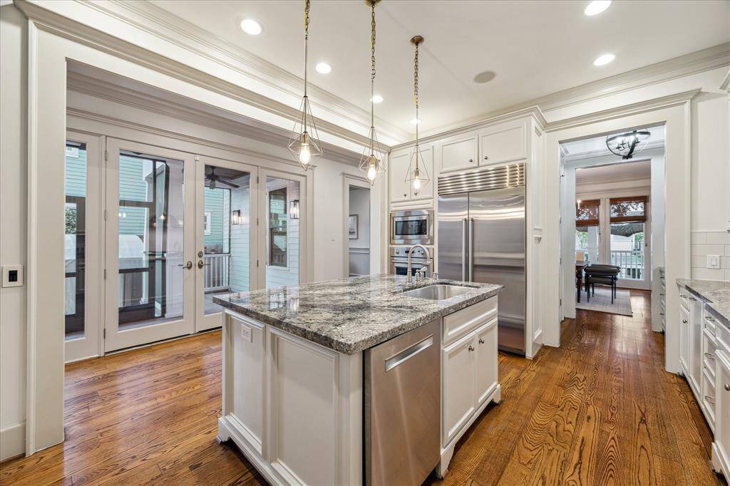 The kitchen’s impressive suite of upscale appliances includes a vented five-burner gas cooktop, a new Sub-Zero refrigerator-freezer, an electric oven and microwave by GE.