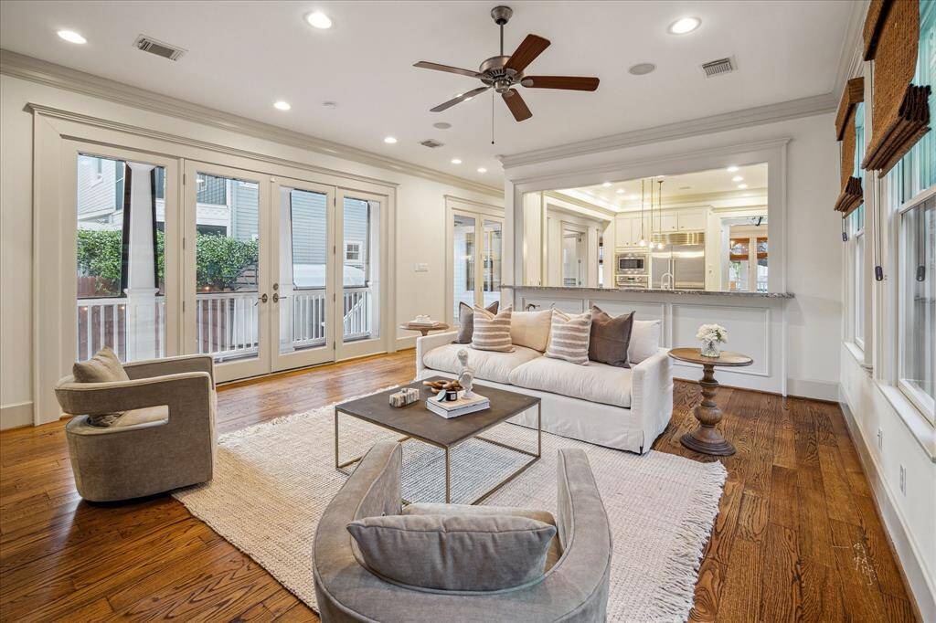 Enjoy outdoor views and wonderful natural light in the family room thanks to its eastern and western exposures.