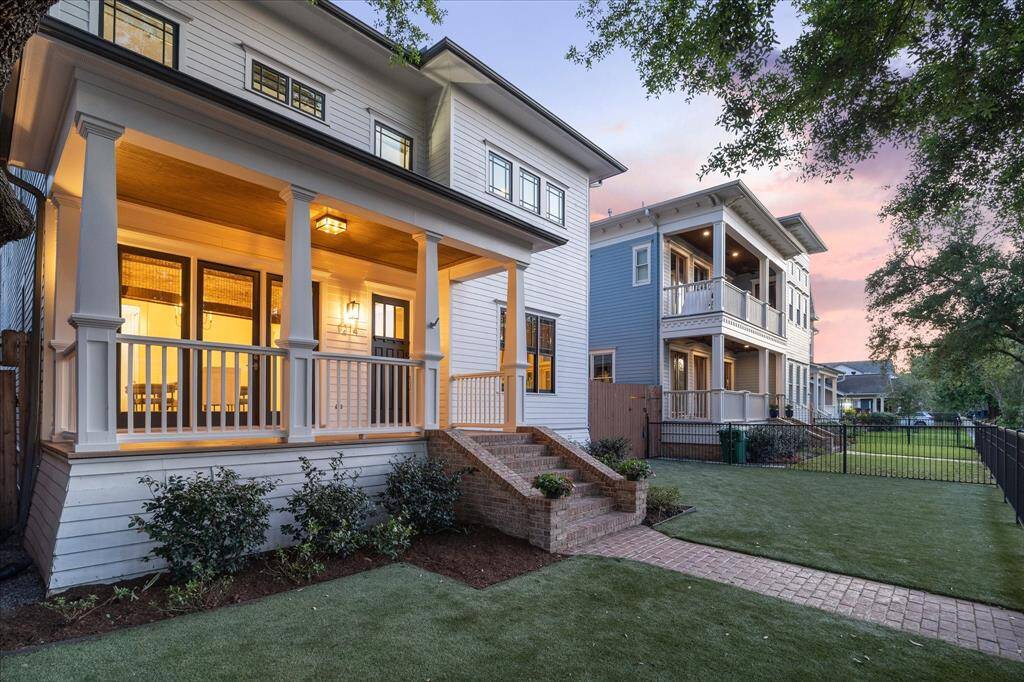 This massive, fully turfed and gated front yard offers endless possibilities—plenty of space for tents, playsets, slip ‘n slides, batting cages, and more!