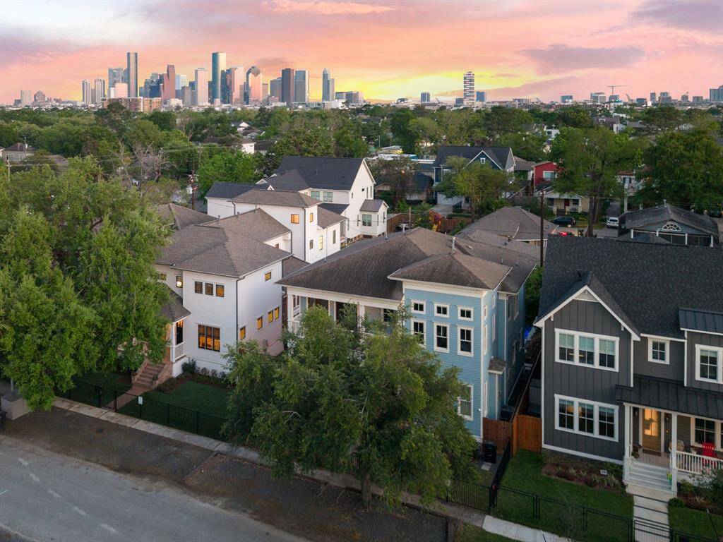 From this unrivaled Houston Heights location, you're surrounded by the exceptional dining and retail venues the neighborhood is known for. This Inner Loop neighborhood also offers easy access to top-rated Houston ISD schools, the Hike & Bike Trail, freeways and Downtown.
