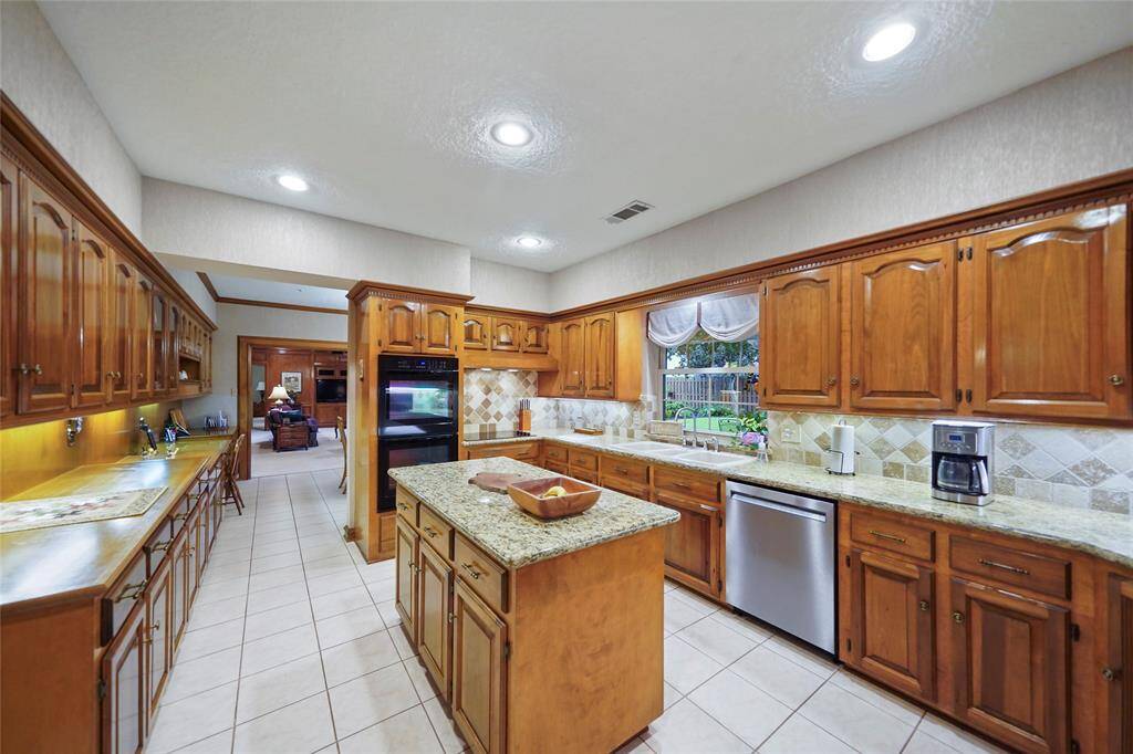 Spacious kitchen is perfect for cooking and entertaining.
