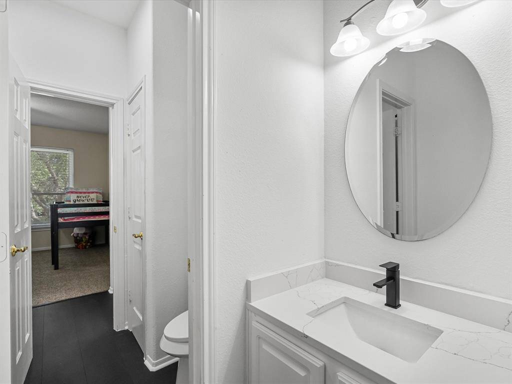 Connected bathroom between the first two upstairs bedrooms.