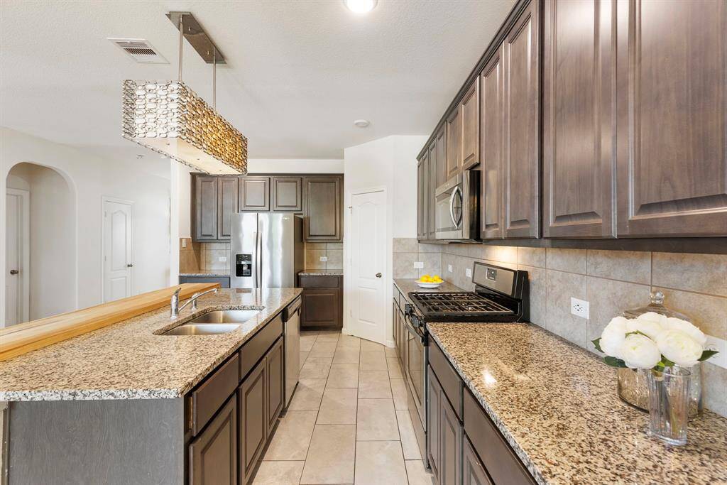This kitchen has plenty of cabinet & countertop space.