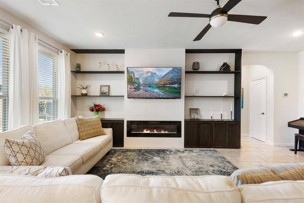 With an open layout and cozy atmosphere, this living area is the perfect space to spend time with friends and family.