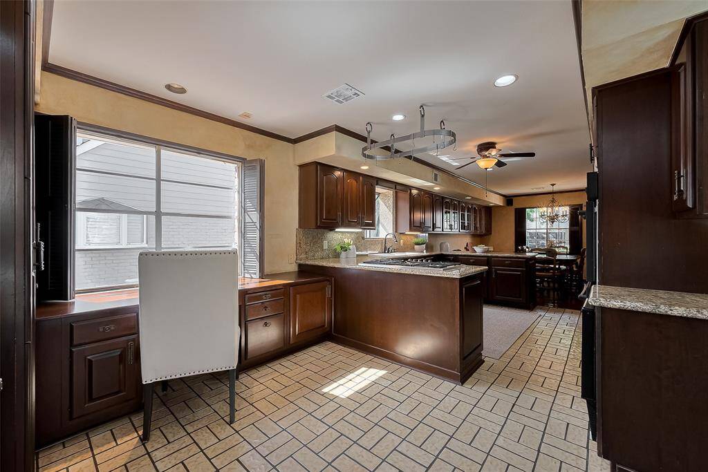 Another view of the kitchen.