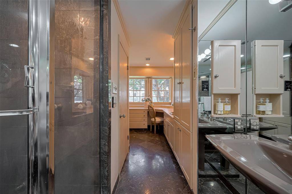 Door to the left leads to the water closet.