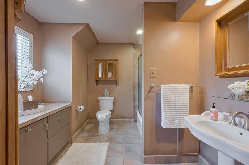 This bathroom is shared by the 2 bedrooms upstairs.
