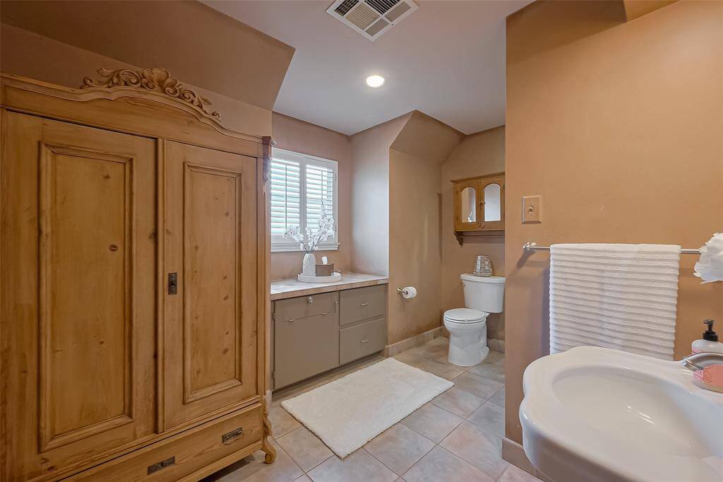 Lots of space in this bathroom.