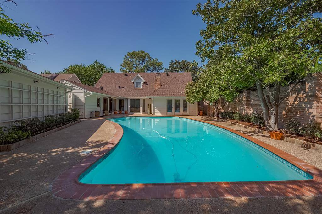 This sparking pool has been very well maintained.