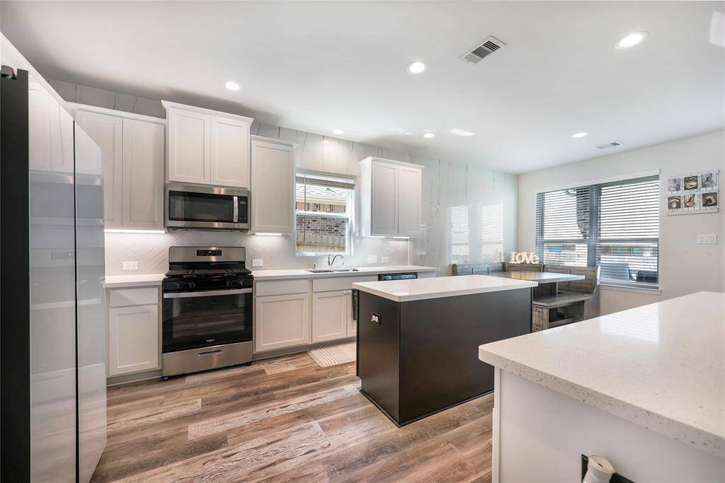 This beautifully designed kitchen boasts sleek, stylish finishes for a modern and sophisticated look.